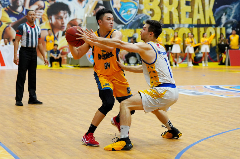 Huỳnh Vĩnh Quang bị Vincent Nguyễn gây áp lực từ vòng ngoài. (Ảnh: VBA)