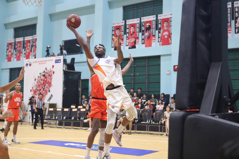 Anthony January dứt điểm trong tư thế khó. (Ảnh: VBA)