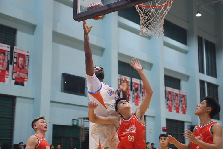 Anthony January chiếm ưu thế và dứt điểm cận rổ của Danang Dragons. (Ảnh: VBA)