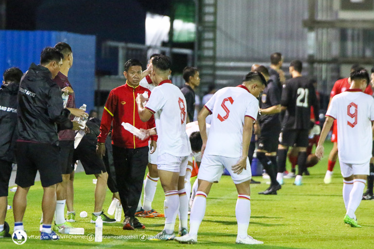 Huấn luyện viên Hoàng Anh Tuấn chỉ đạo các học trò. (Ảnh: VFF)