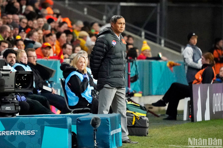 Huấn luyện viên Mai Đức Chung theo sát các học trò từ ngoài đường biên. (Ảnh: ĐỖ ĐẠT)