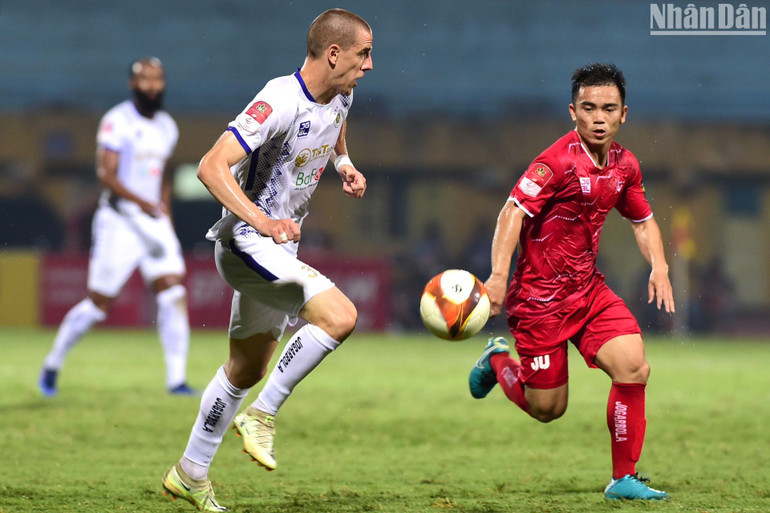 Tranh chấp quyết liệt khu vực trung tuyến. (Ảnh: TRẦN HẢI)