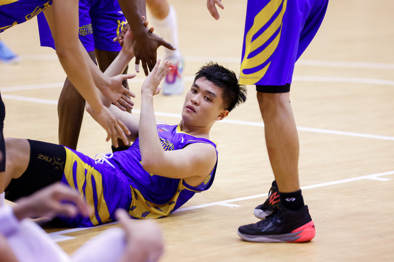 Bùi Anh Khoa được đồng đội giúp đứng dậy. (Ảnh: VBA)