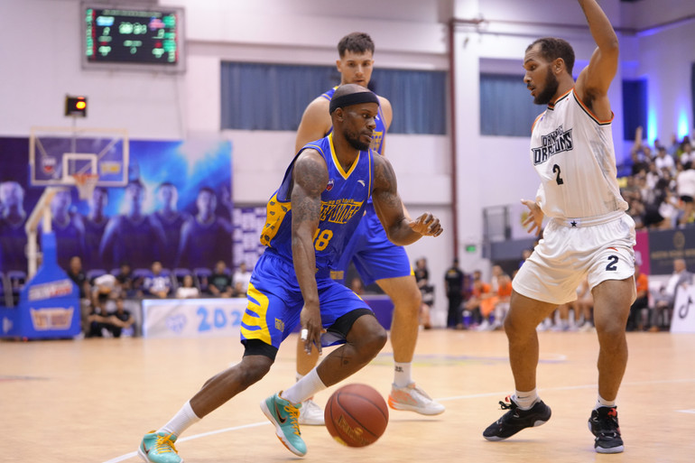 Jeremy Smith dẫn bóng xâm nhập từ vòng ngoài. (Ảnh: VBA)