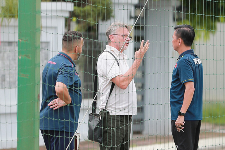 Huấn luyện viên Philippe Troussier trao đổi cùng huấn luyện viên Hoàng Anh Tuấn. (Ảnh: VFF)