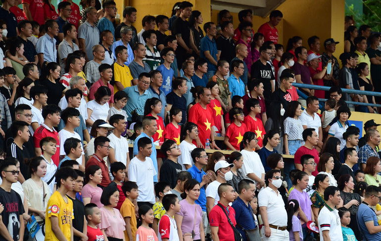 Trước khi trận đấu diễn ra, khán giả cùng các cầu thủ đã dành một phút mặc niệm để tưởng nhớ 3 thành viên câu lạc bộ Hoàng Anh Gia Lai bị tai nạn giao thông và thiệt mạng hôm 12/8 vừa qua.