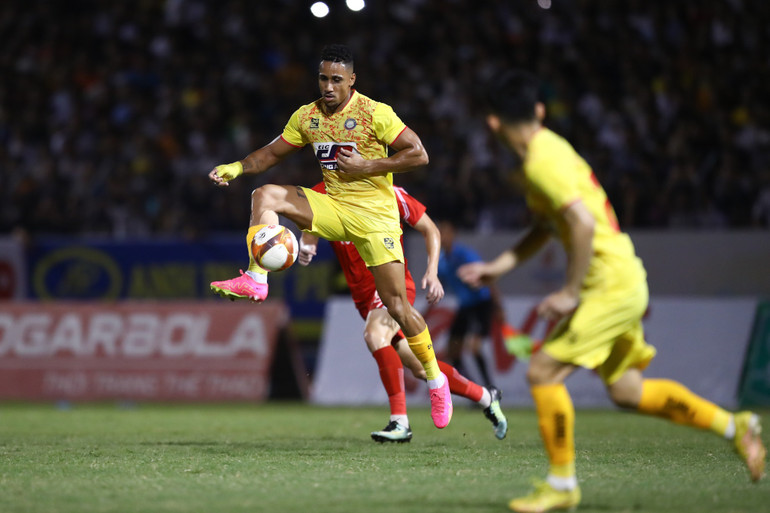 Đôi bên đều đề cao sự an toàn và các chân sút tỏ ra kém duyên trong những cơ hội hiếm hoi. (Ảnh: Duy Đức)