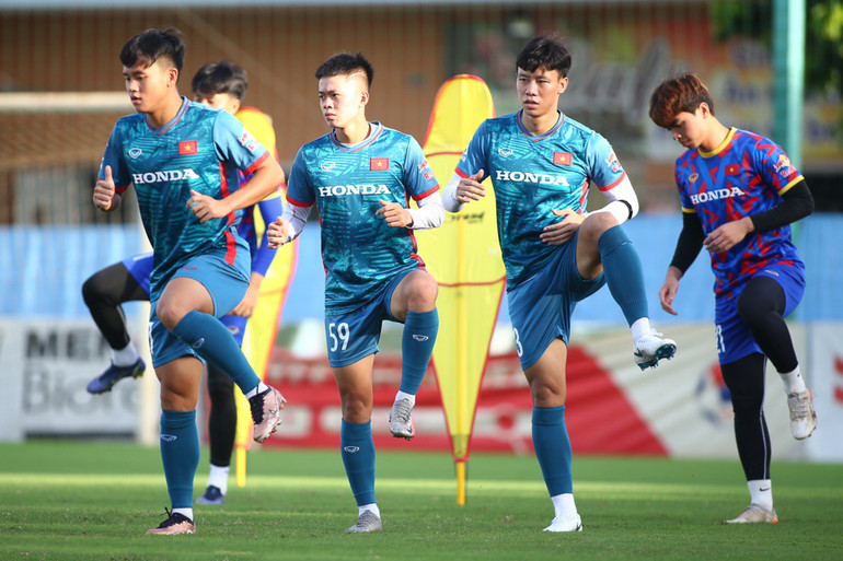 Quế Ngọc Hải tập luyện cùng các cầu thủ U23 Việt Nam. (Ảnh: VFF)