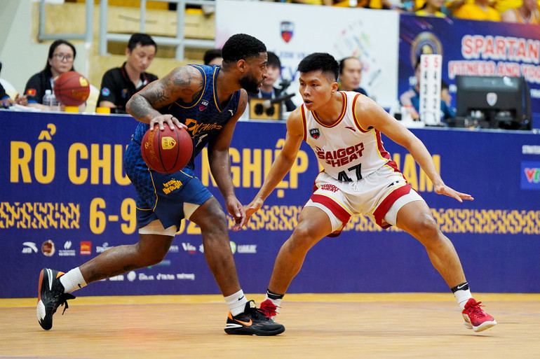 Madarious Gibbs bị kèm sát bởi Huỳnh Trực Nhân. (Ảnh: VBA) Madarious Gibbs bị kèm sát bởi Huỳnh Trực Nhân. (Ảnh: VBA)