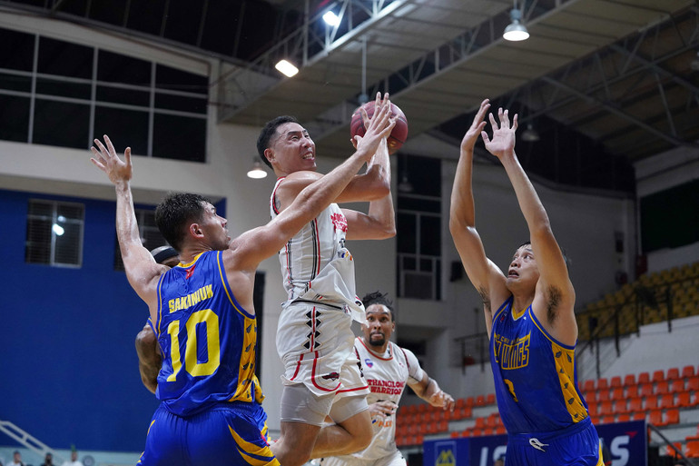 Justin Young đột phá vào khu vực cận rổ Ho Chi Minh City Wings. (Ảnh: VBA)