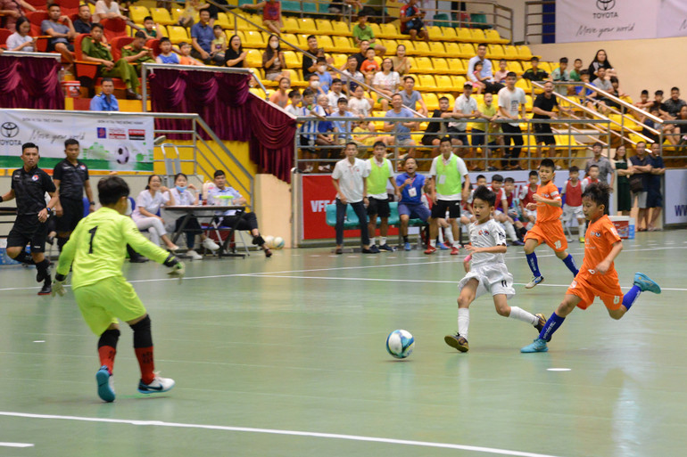 Khán giả cổ vũ nhiệt tình cho các cầu thủ thi đấu dưới sân. (Ảnh: BTC)