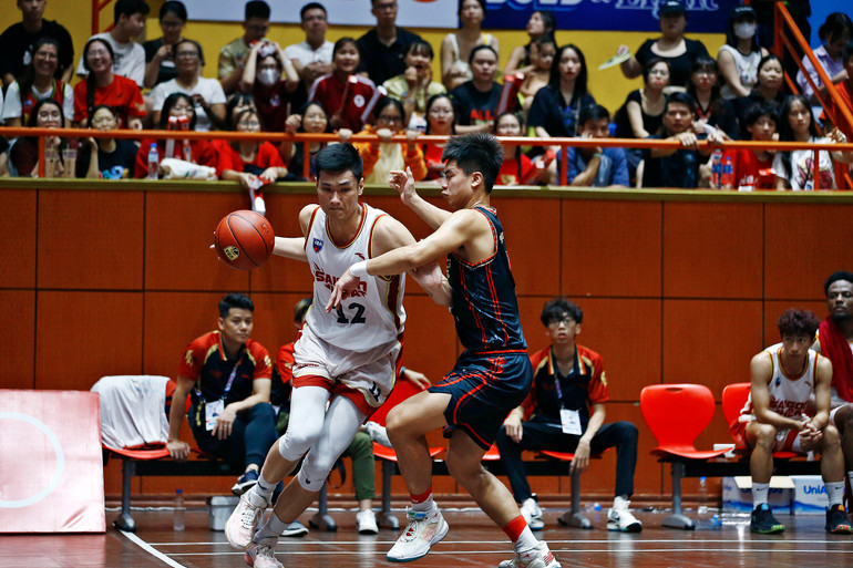 Nguyễn Huỳnh Phú Vinh dẫn bóng đột phá từ khu vực cánh. (Ảnh: VBA)