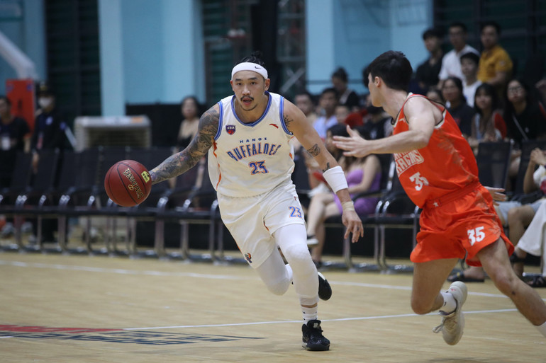 Đinh Thanh Tâm dẫn bóng phản công nhanh. (Ảnh: VBA)