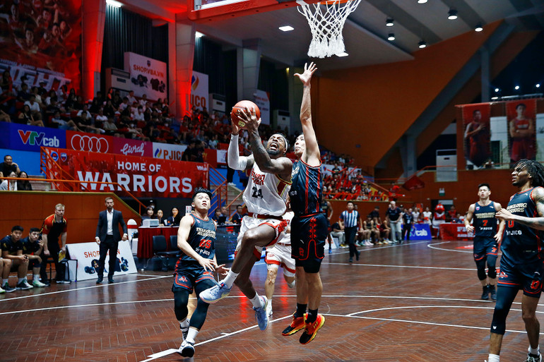 Kentrell Barkley dứt điểm trước áp lực của Justin Young. (Ảnh: VBA)