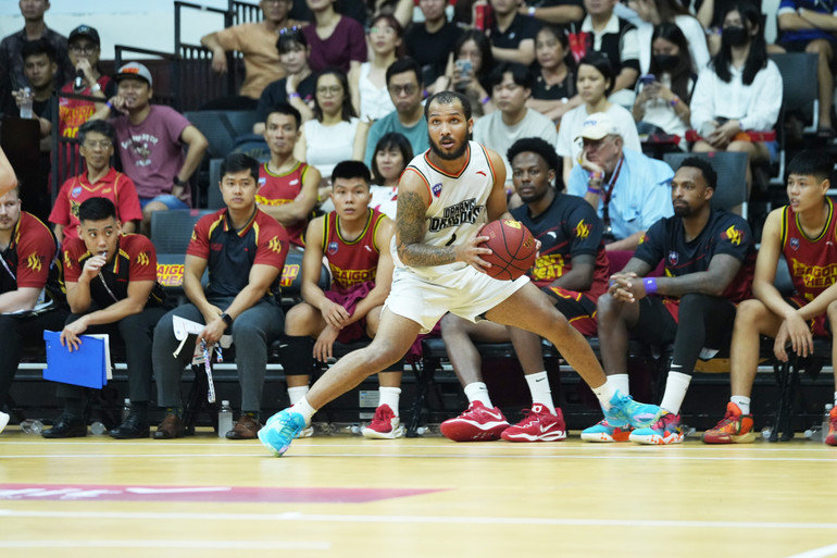 Jermaine Marrow vào vị trí ném ba điểm ở góc 0 độ. (Ảnh: VBA)