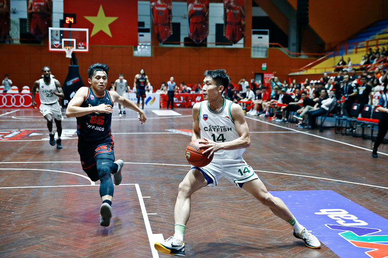 Lê Ngọc Tú dẫn bóng tấn công khu vực hình thang. (Ảnh: VBA)