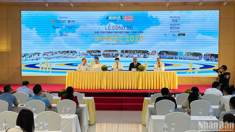 Đại diện ban tổ chức trả lời các câu hỏi từ báo chí.