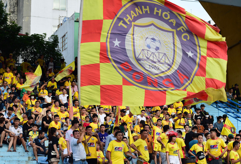 Hội cổ động viên Thanh Hóa không kém phần sôi động và huyên náo.