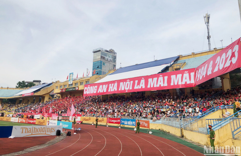 Sân vận động Hàng Đẫy chật kín khán giả.