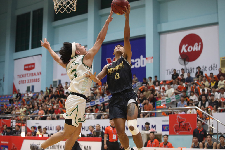Nguyễn Anh Kiệt đột phá lên rổ trước sự truy cản của Michael Soy. (Ảnh: VBA)