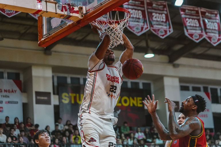 John Fields úp rổ trước mặt Kentrell Barkley. (Ảnh: VBA)