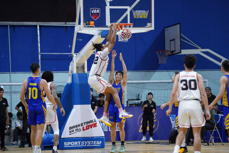 John Fields úp rổ trước tay chắn của Bùi Anh Khoa. (Ảnh: VBA)