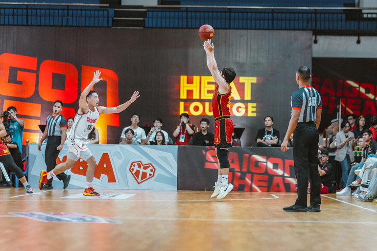 Võ Kim Bản ném ba điểm từ góc 45 độ. (Ảnh: VBA)