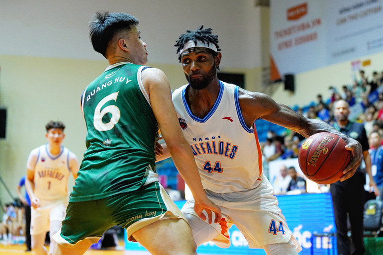 Anthony January cầm bóng tấn công. (Ảnh: VBA)