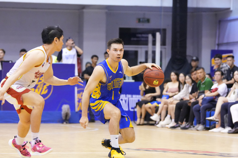 Vincent Nguyễn dẫn bóng tấn công. (Ảnh: VBA) Vincent Nguyễn dẫn bóng tấn công. (Ảnh: VBA)