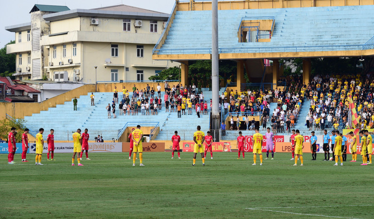 Phút mặc niệm trên sân Hàng Đẫy.