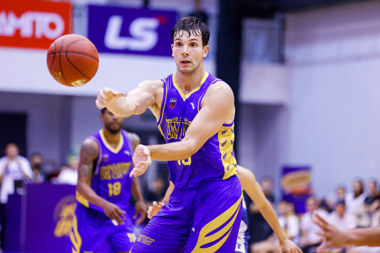 Yevgen Sakhniuk chuyền bóng. (Ảnh: VBA)