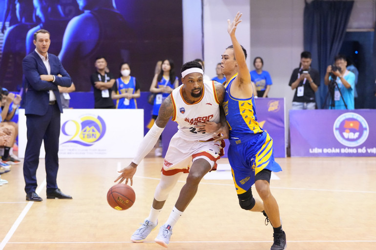 Kentrell Barkley bị theo kèm bởi Trần Văn Trung. (Ảnh: VBA) Kentrell Barkley bị theo kèm bởi Trần Văn Trung. (Ảnh: VBA)