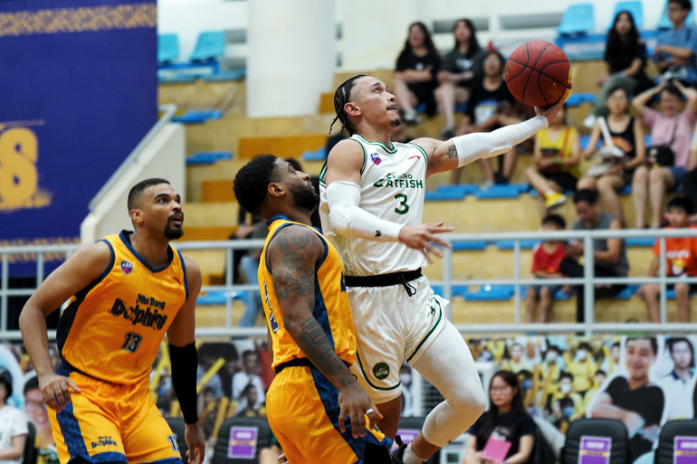 Michael Soy vượt qua các chủ lực Nha Trang Dolphins để lên rổ. (Ảnh: VBA)