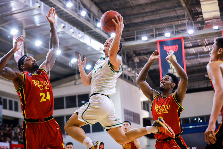 Michael Soy đột phá vào vòng vây hai chủ lực của Saigon Heat. (Ảnh: VBA)