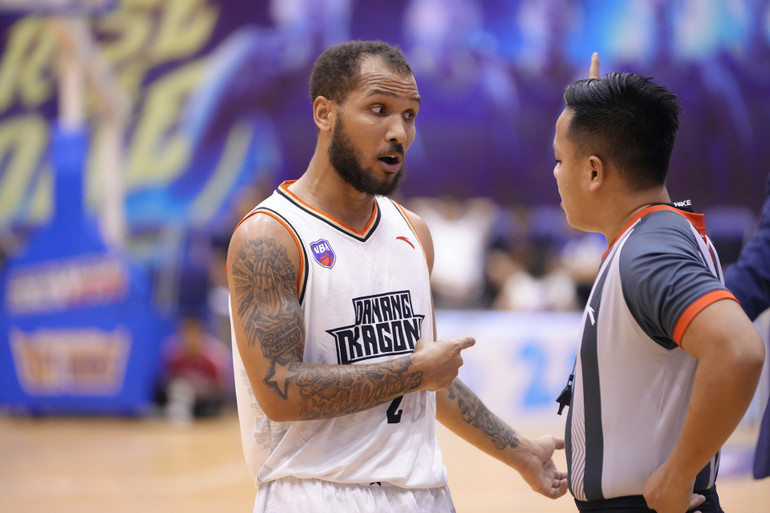 Jermaine Marrow bị truất quyền thi đấu do vướng hai lỗi kỹ thuật liên tiếp. (Ảnh: VBA)