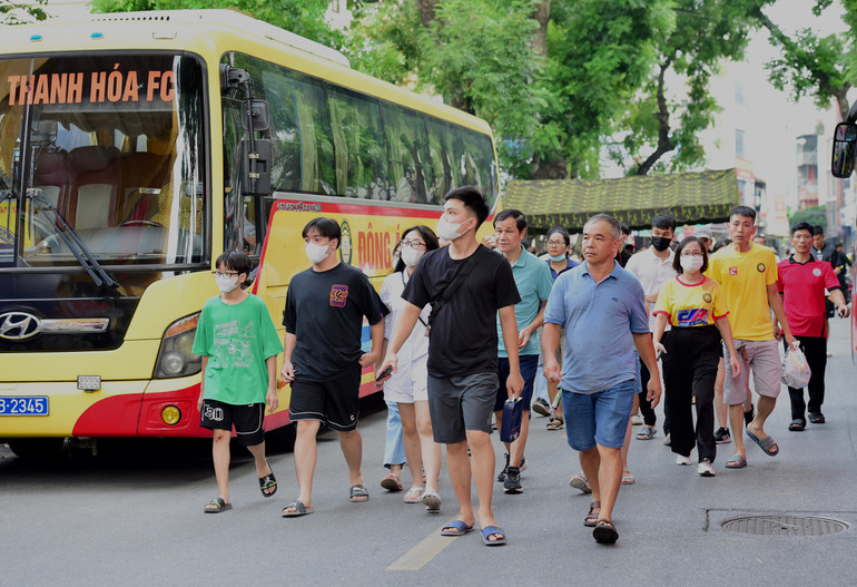 Trước trận đấu khoảng 2 tiếng, đã có rất nhiều cổ động viên tới sân.