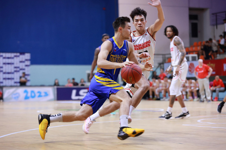 Vincent Nguyễn cầm bóng đột phá. (Ảnh: VBA)