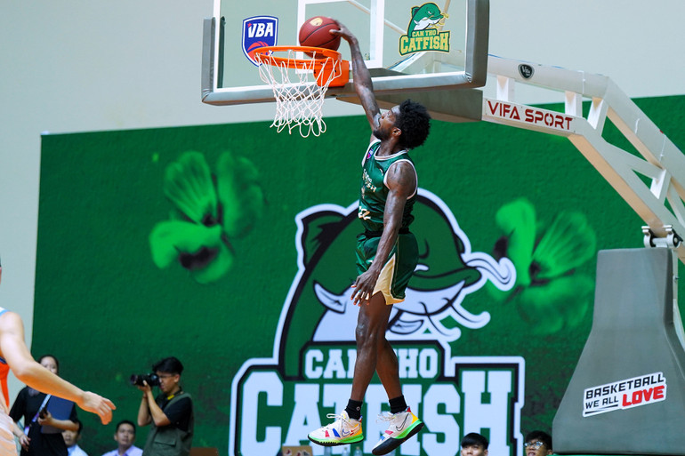 Brachon Griffin úp rổ ghi điểm phản công nhanh cho Cantho Catfish. (Ảnh: VBA)