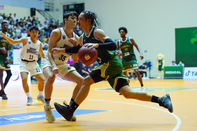 Michael Soy cầm bóng đột phá từ góc 45 độ. (Ảnh: VBA)