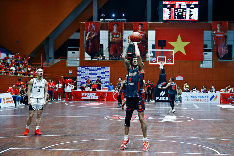 Sameen Swint của Thang Long Warriors ném phạt. (Ảnh: VBA)