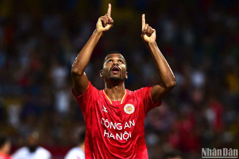 Gustavo ăn mừng bàn mở tỷ số. (Ảnh: TRẦN HẢI) Gustavo ăn mừng bàn mở tỷ số. (Ảnh: TRẦN HẢI)