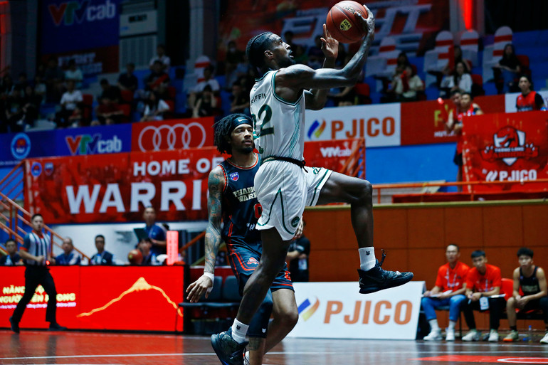 Brachon Griffin đột phá trước sức ép của Sameen Swint. (Ảnh: VBA)