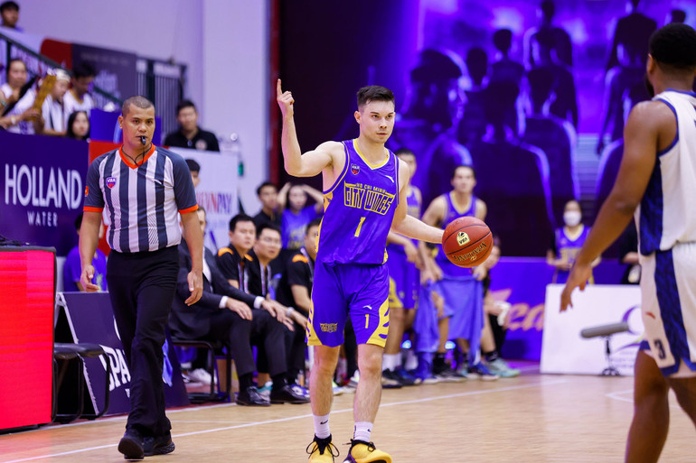 Vincent Nguyễn cầm bóng chia bài cho Ho Chi Minh City Wings. (Ảnh: VBA)
