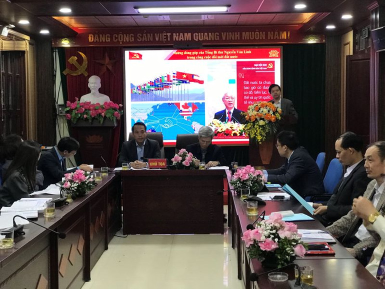 Các đại biểu tham luận tại hội thảo. Các đại biểu tham luận tại hội thảo.