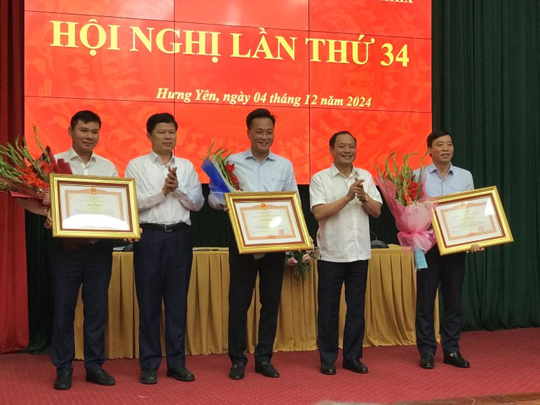 Tặng Bằng khen của Thủ tướng Chính phủ cho các đồng chí có thành tích xuất sắc trong triển khai dự án đường dây 500 kV mạch 3 Quảng Trạch, tỉnh Quảng Bình-Phố Nối, tỉnh Hưng Yên.