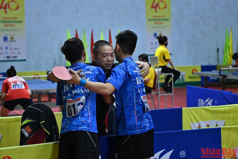 HLV Vũ Văn Trung ăn mừng chiến thắng với hai học trò. HLV Vũ Văn Trung ăn mừng chiến thắng với hai học trò.