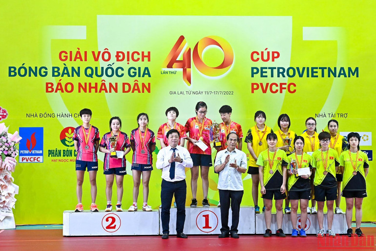 Phó Tổng Biên tập Báo Nhân Dân Quế Đình Nguyên và Chủ tịch Ủy ban nhân dân tỉnh Gia Lai Võ Ngọc Thành trao huy chương và cúp cho các đội đoạt giải tại nội dung đồng đội nữ. Phó Tổng Biên tập Báo Nhân Dân Quế Đình Nguyên và Chủ tịch Ủy ban nhân dân tỉnh Gia Lai Võ Ngọc Thành trao huy chương và cúp cho các đội đoạt giải tại nội dung đồng đội nữ.