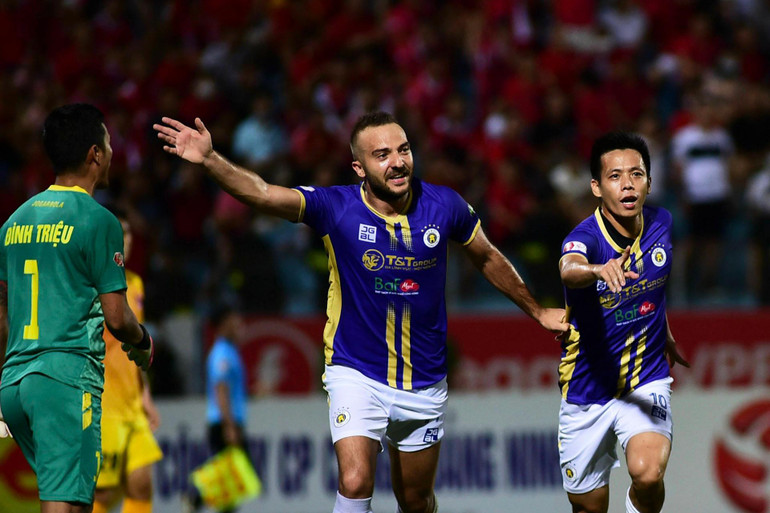 Siladi Vladimir chia vui cùng đội trưởng Văn Quyết.