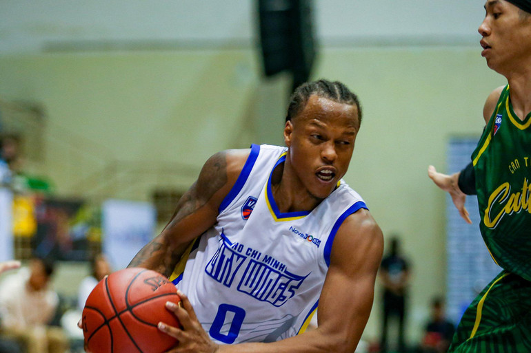 Ngoại binh Richard Thomas có màn trình diễn bùng nổ. (Ảnh: VBA) Ngoại binh Richard Thomas có màn trình diễn bùng nổ. (Ảnh: VBA)