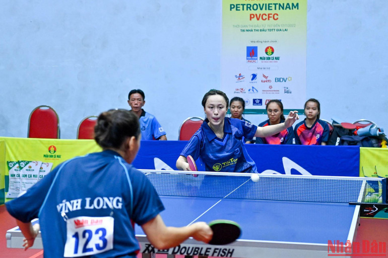 Nguyễn Thị Phương Linh (CLB Hà Nội T&T) giành thắng lợi 3-2 trong trận đấu tại nội dung đồng đội nữ với Đồng Bảo Trân (Vĩnh Long). Nguyễn Thị Phương Linh (CLB Hà Nội T&T) giành thắng lợi 3-2 trong trận đấu tại nội dung đồng đội nữ với Đồng Bảo Trân (Vĩnh Long).